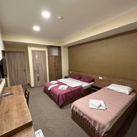 5 Rooms Near 300 Aragveli Metro Station Tbilisi Exterior foto
