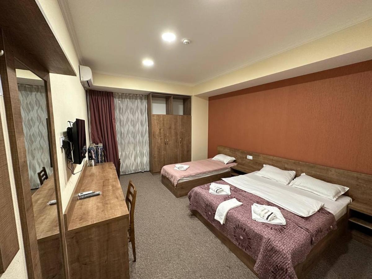5 Rooms Near 300 Aragveli Metro Station Tbilisi Exterior foto