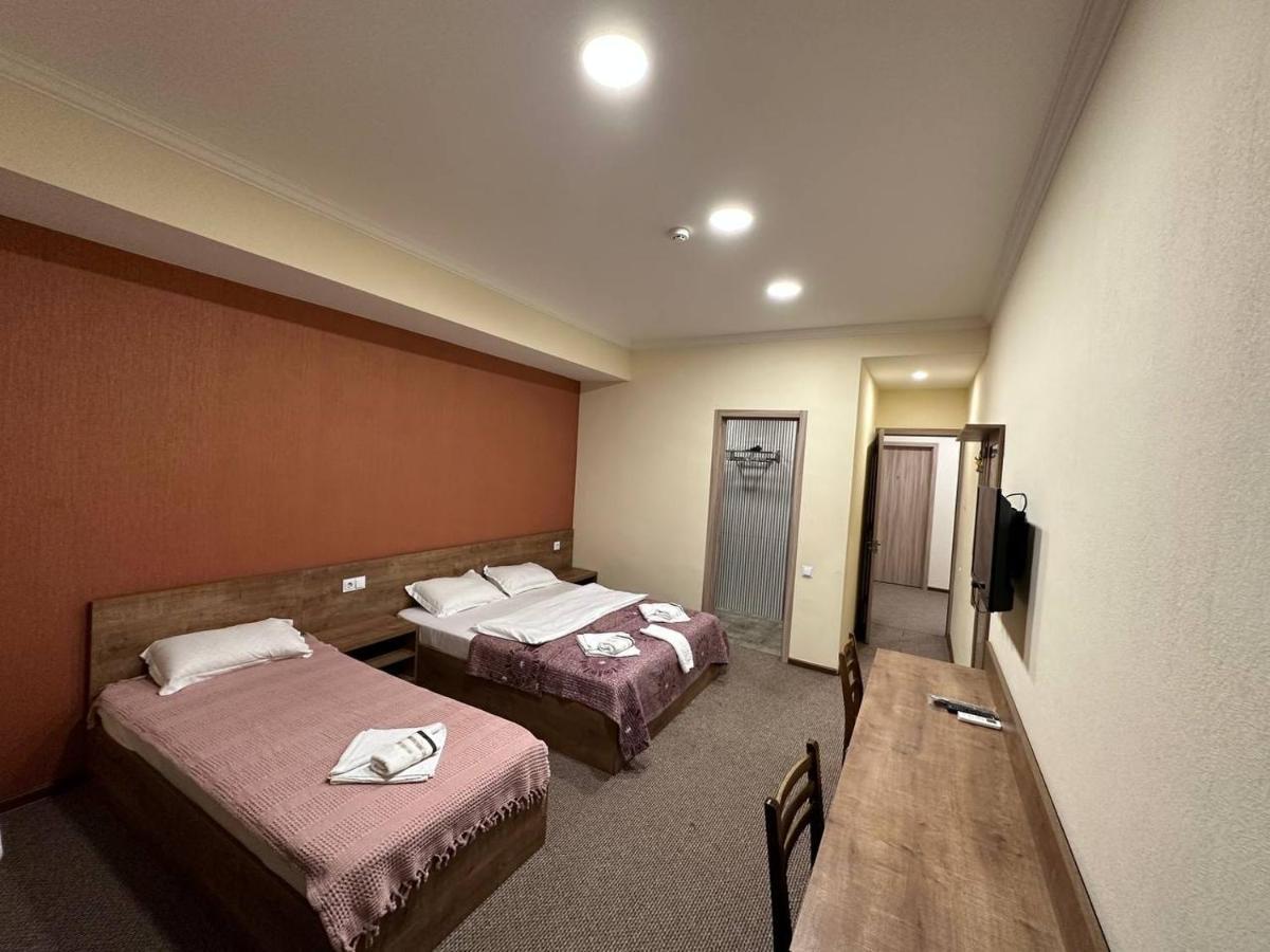 5 Rooms Near 300 Aragveli Metro Station Tbilisi Exterior foto