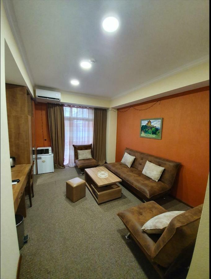 5 Rooms Near 300 Aragveli Metro Station Tbilisi Exterior foto