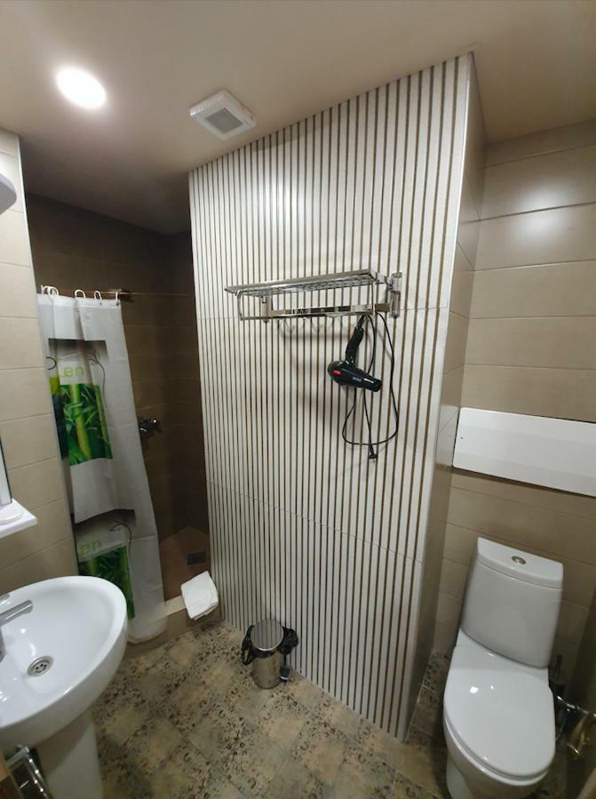 5 Rooms Near 300 Aragveli Metro Station Tbilisi Exterior foto
